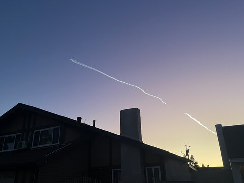 猎鹰9号火箭在天空划过一道轨迹