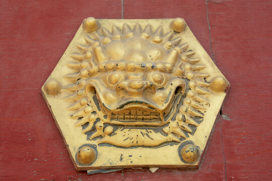 中国古建筑朱漆大门龙头拉环