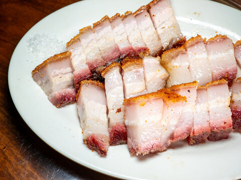 餐盘里的切片烧猪肉