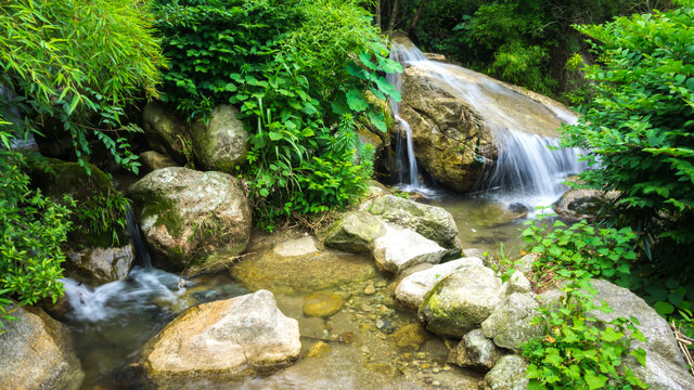 山涧水景