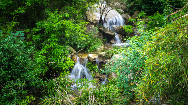 山涧水景