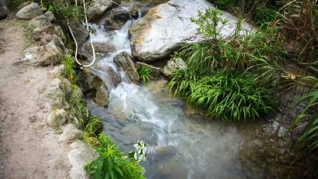 山涧水景