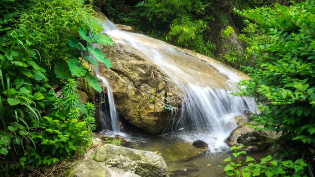 山涧水景