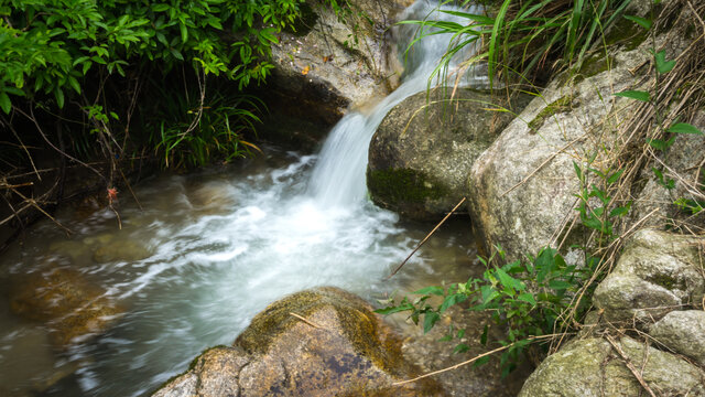 山涧水景