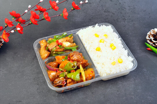 土豆烧鸡块饭