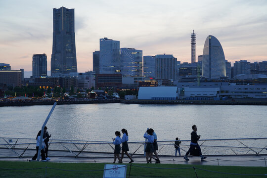 黄昏的横滨港和散步的高中生