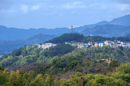 山顶的小村