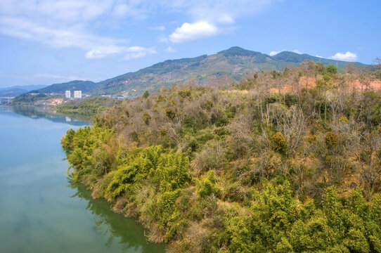 江边的山