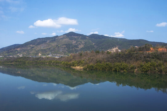 山水倒映风景