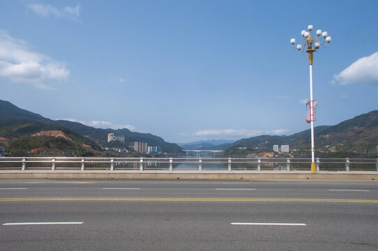 成功大桥路桥路边