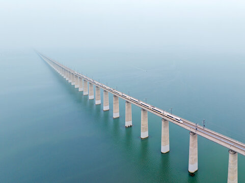 和谐号动车组驶过湄洲湾跨海大桥