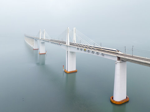 复兴号动车组驶过湄洲湾跨海大桥