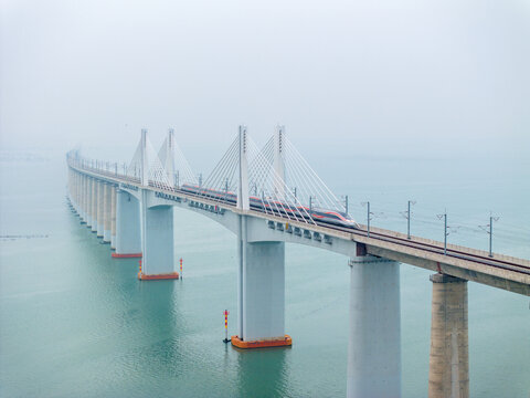 复兴号动车组驶过湄洲湾跨海大桥