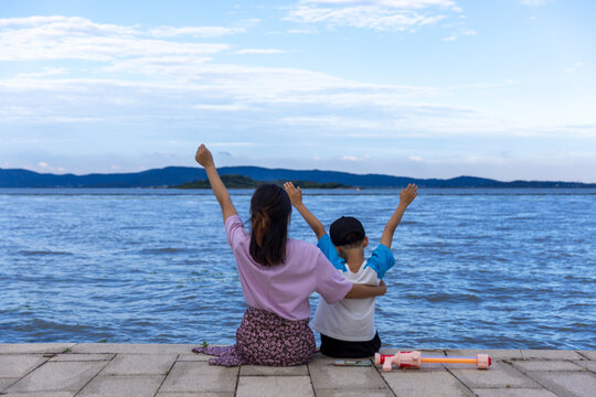 湖边的母子背影