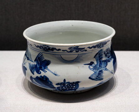 青花松鹤鹿纹香炉