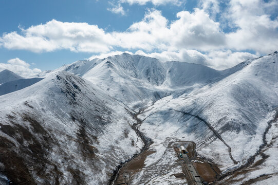 青海海北祁连山草原雪山自然风光