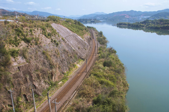 山水之间的铁路