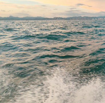 海水飞溅海洋日落