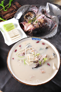 鱼头炖豆腐