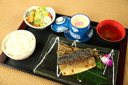 青花鱼定食