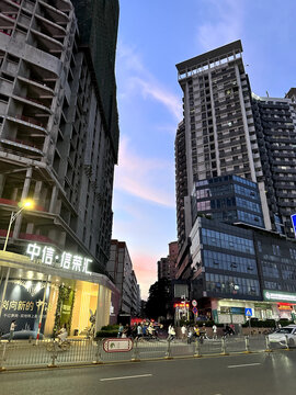 城市傍晚仰望高楼与天空