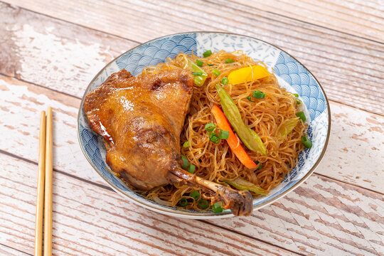 鸭腿炒米粉