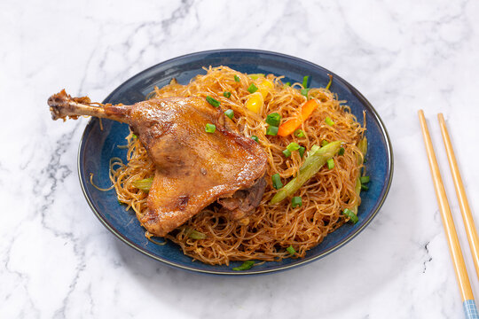 鸭腿炒米粉