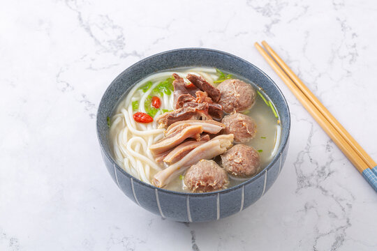 牛肉丸猪杂汤粉
