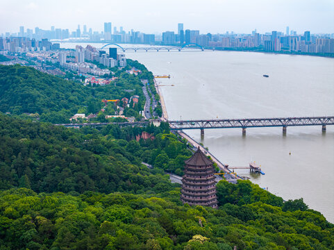 杭州钱塘江复兴大桥与六和塔风光