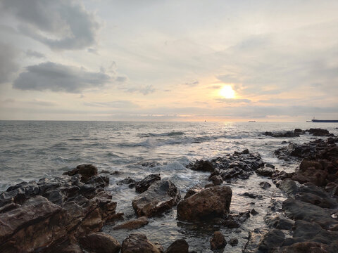 海南东方鱼鳞洲景区海边日落