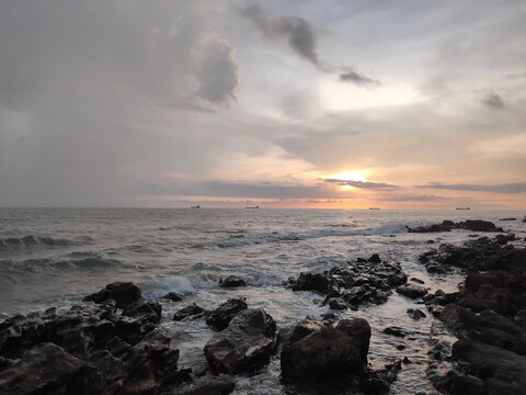 海南东方鱼鳞洲景区海边日落