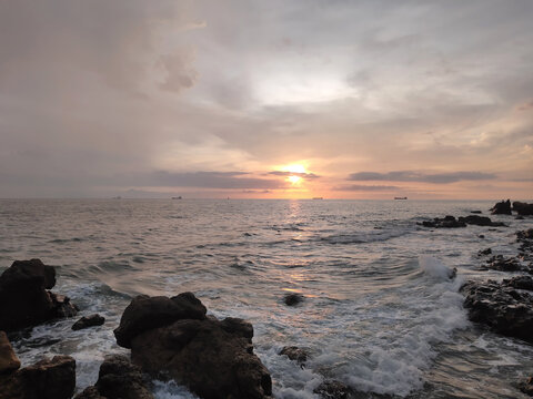 海南东方鱼鳞洲景区海边日落