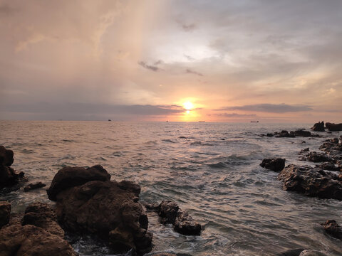 海南东方鱼鳞洲景区海边日落