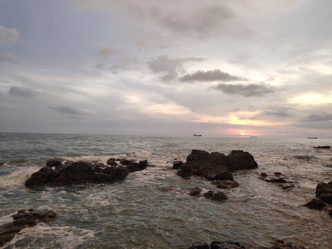 海南东方鱼鳞洲景区海边日落
