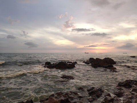 海南东方鱼鳞洲风景区日落海边