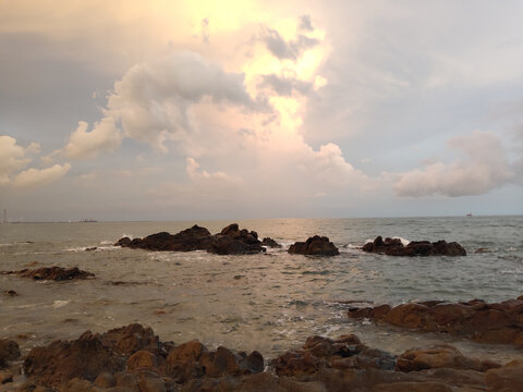 海南东方鱼鳞洲风景区日落海边
