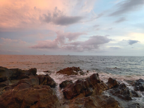 海南东方鱼鳞洲风景区日落海边
