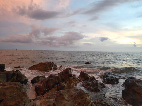 海南东方鱼鳞洲风景区日落海边