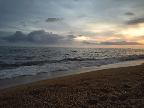 傍晚夕阳下的海南东方鱼鳞洲海边