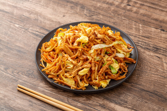 鸡蛋肉丝炒饼