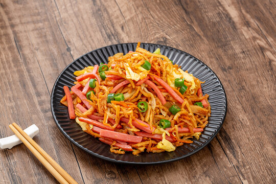 鸡蛋火腿炒饼丝