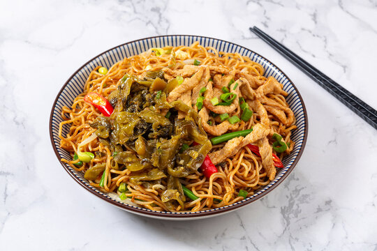 酸菜肉丝炒面
