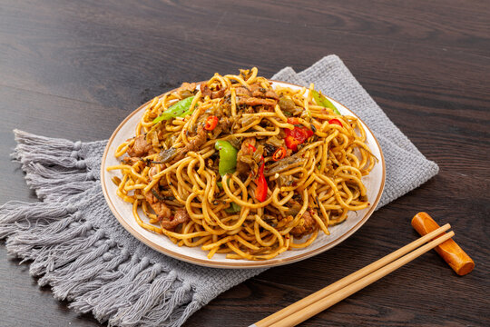 酸菜肉丝炒面
