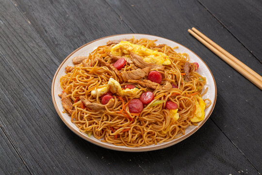 香肠鸡蛋肉丝炒面