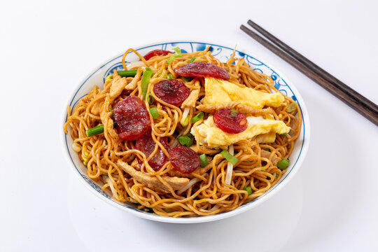 腊肠鸡蛋肉丝炒面