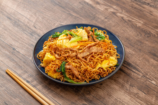 鸡蛋肉丝炒方便面