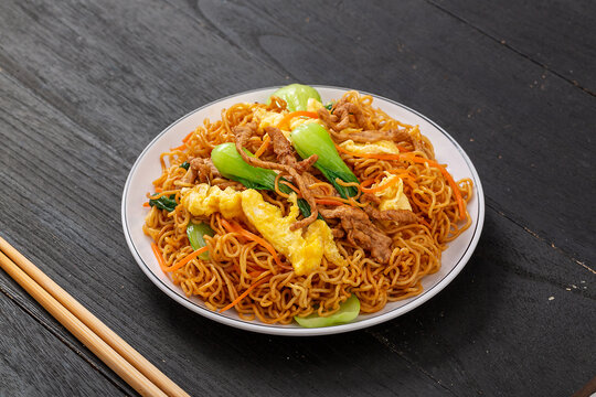 鸡蛋肉丝炒泡面