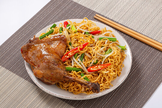 鸭腿炒方便面