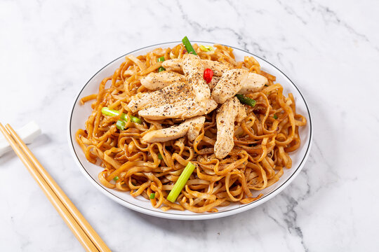 黑椒鸡柳焖面