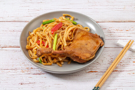 鸭腿炒河粉